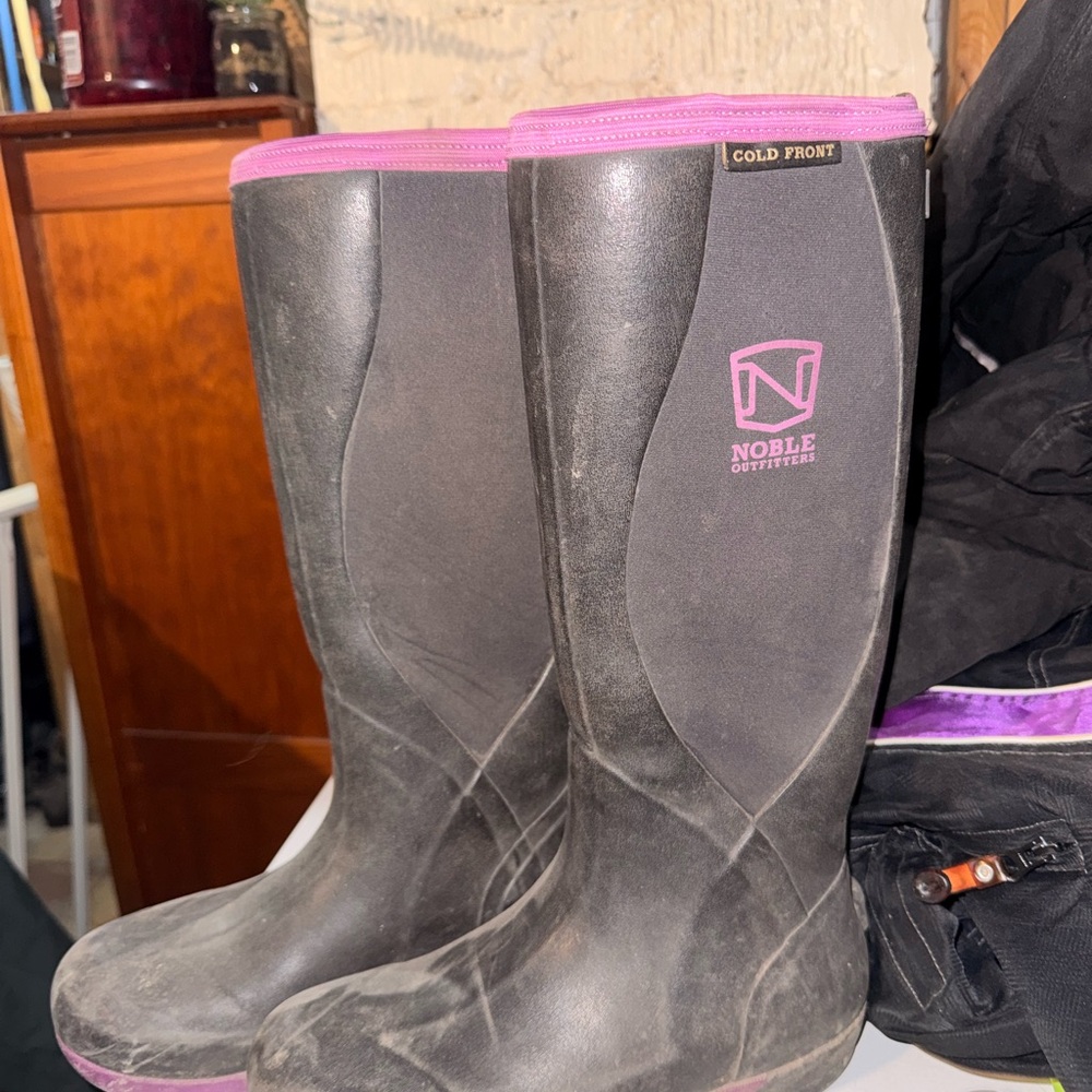 Noble Outfitters Women's Black and Pink Winter Boots